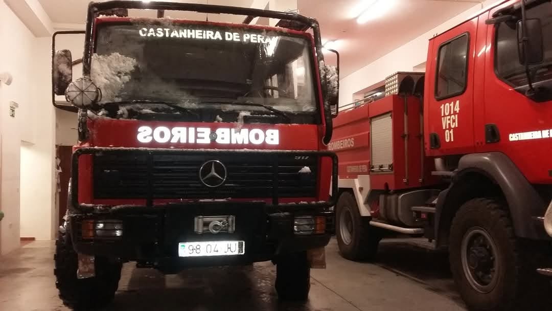 Viaturas dos Bombeiros Voluntários de Castanheira de Pera no quartel